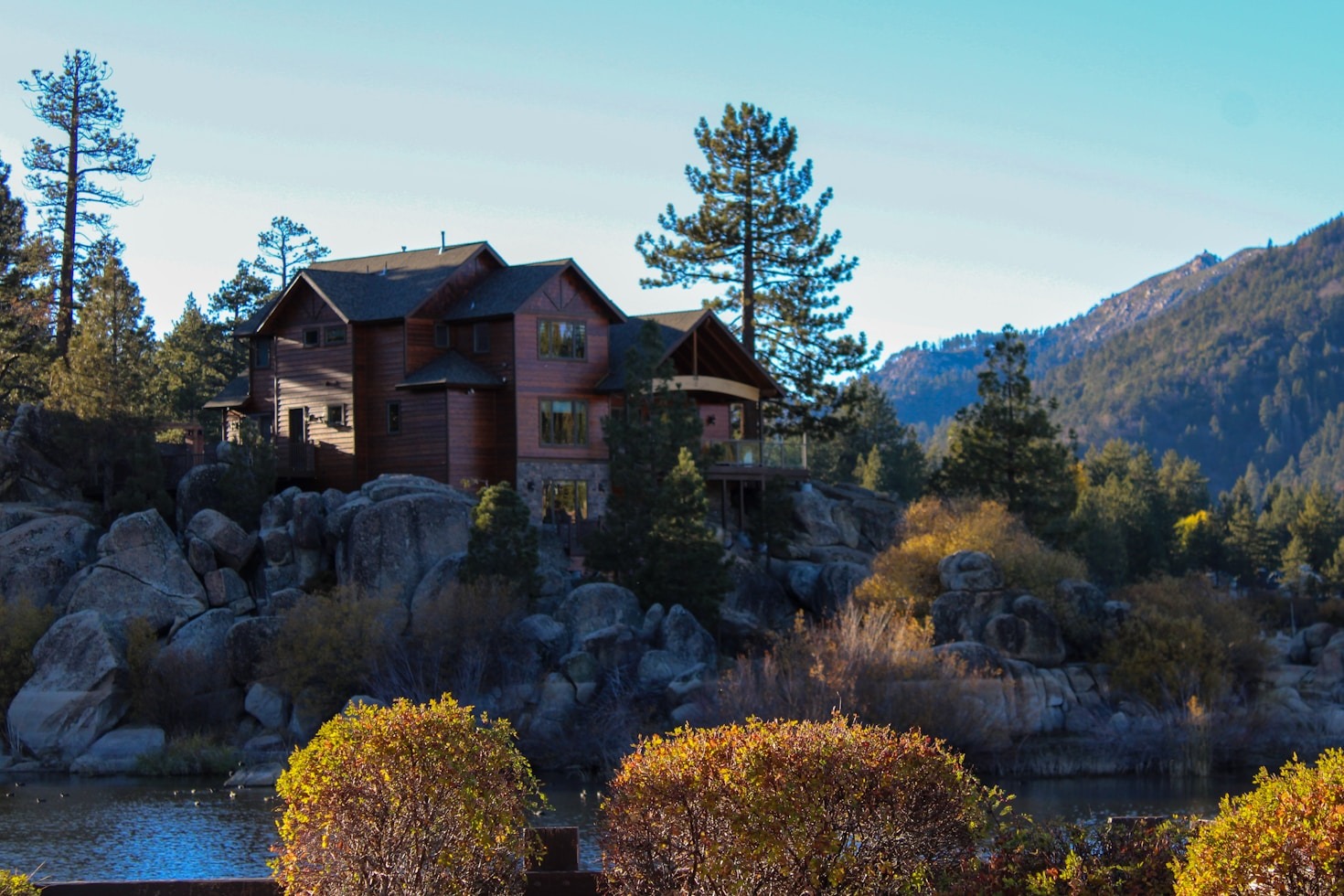 A Year-Round Retreat for Nature Enthusiasts